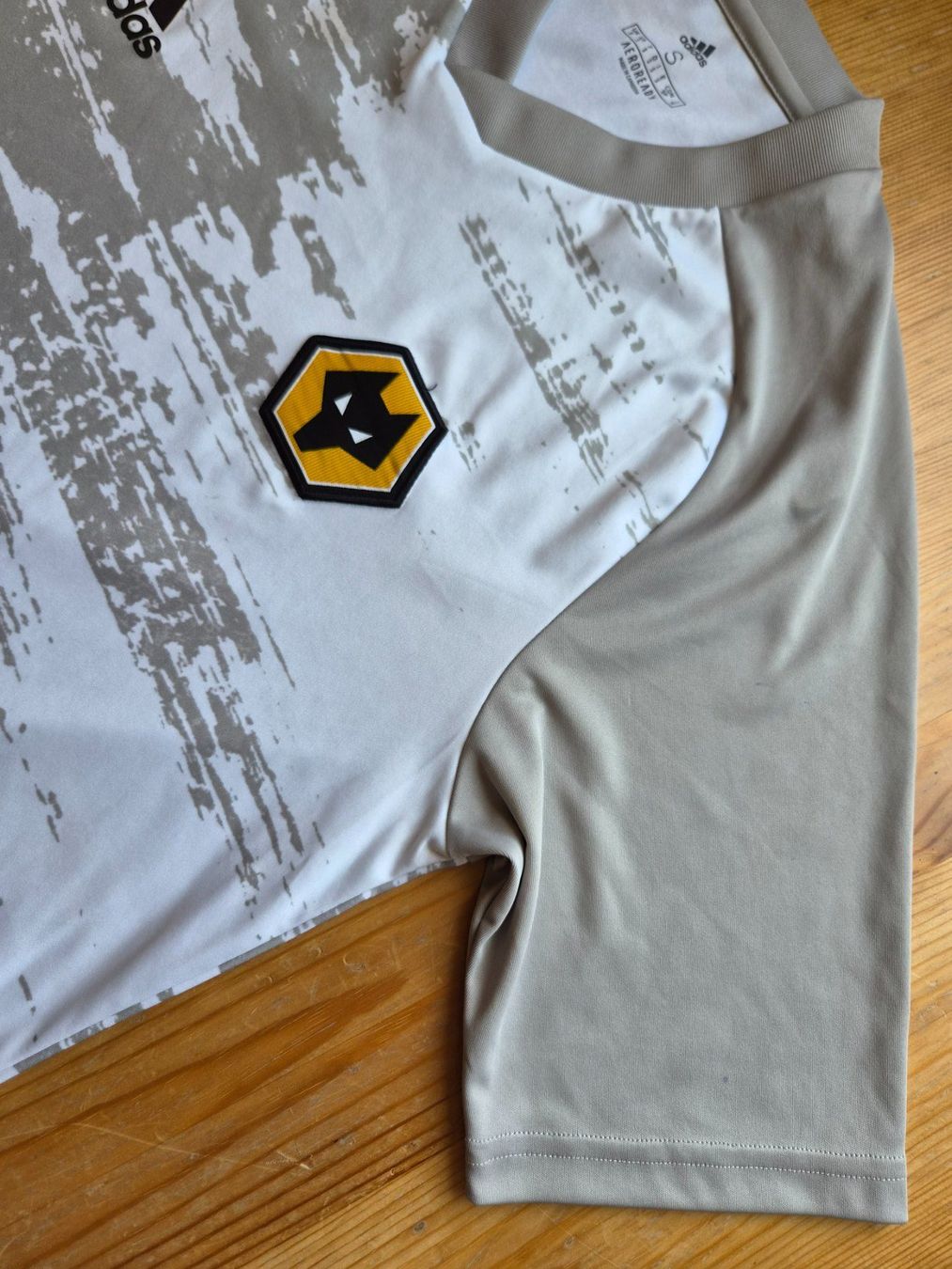 Maillots de corps & Pantalons: Wolverhampton Wanderers Trainingsshirt adidas Gr. S Wolves – Neuf (Voir description) à Hägglingen par United-Village-Trade 3