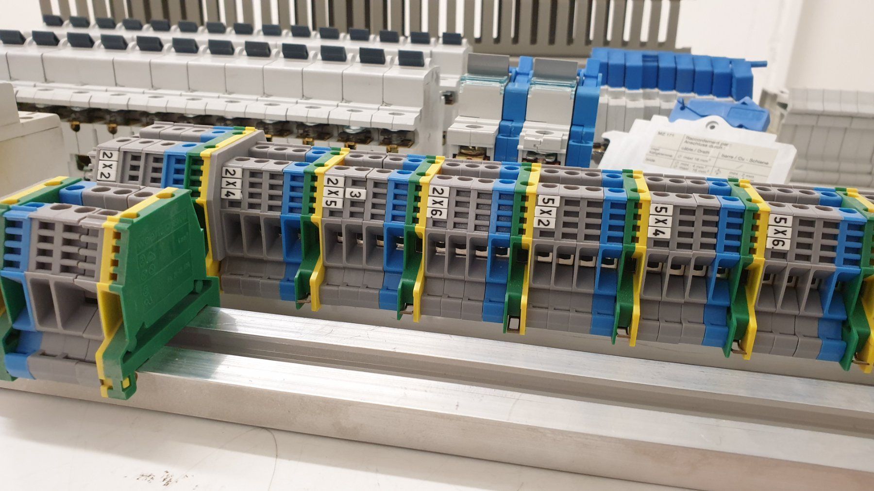 Interruttori: Grosser Posten Elektromaterial HAGER – Usato da Hinteregg venduto da Amerizium 8