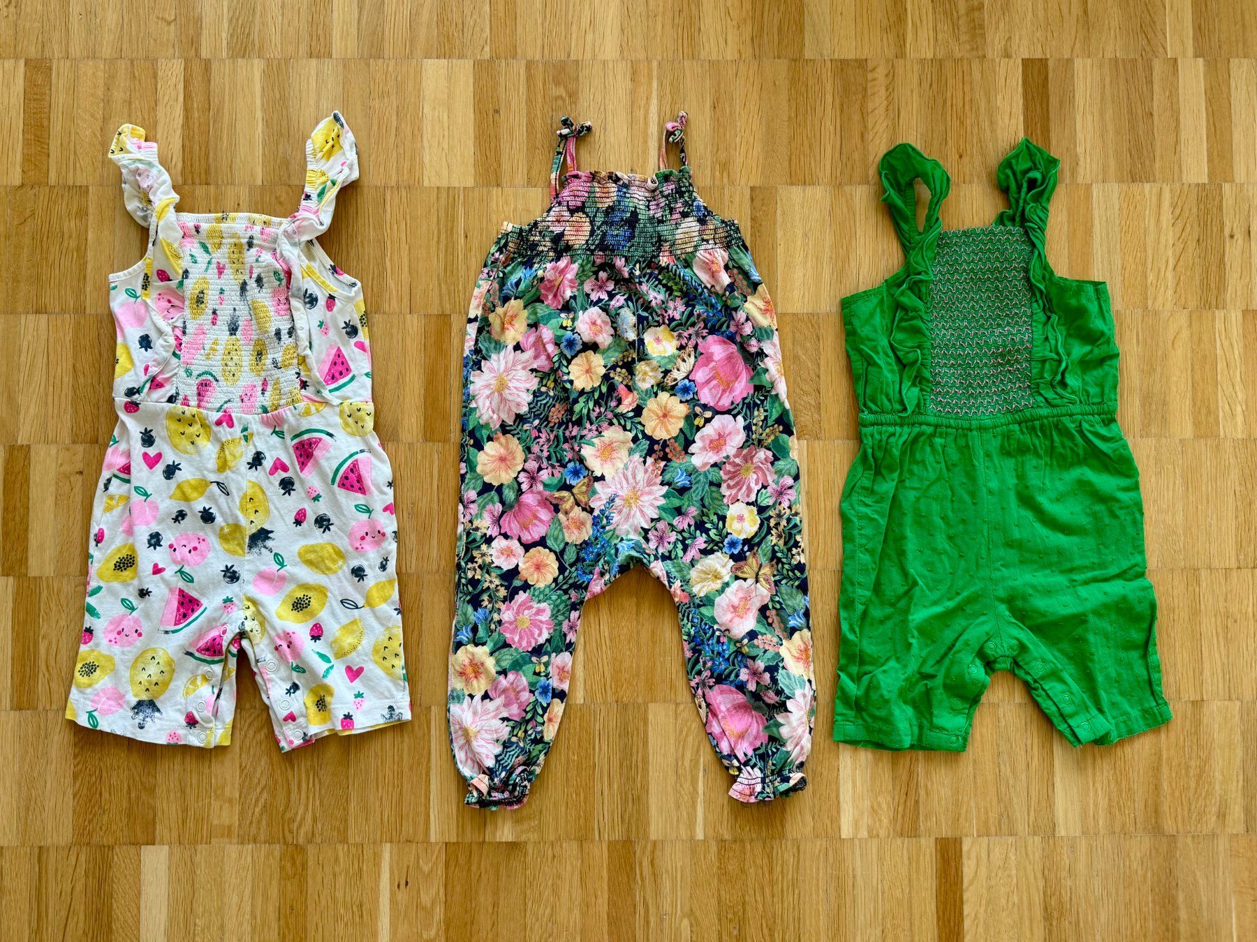 H&M Lotti & Set di vestiti: Mädchen Sommer Jumpsuits / Romper Set Gr. 80 (3 Stk.) – Usato da Glattpark(Opfikon) venduto da adr_m8nc