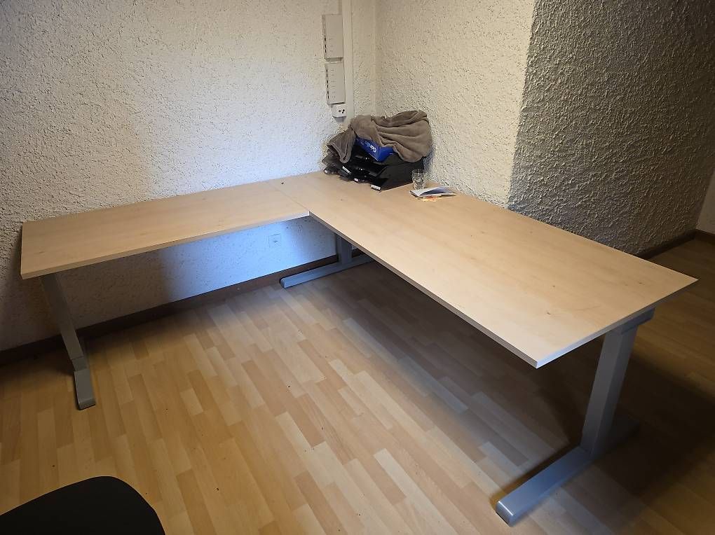 Scrivanie: Bürotisch 2x2m Ausleger links – Usato da Selzach venduto da Grievas 1