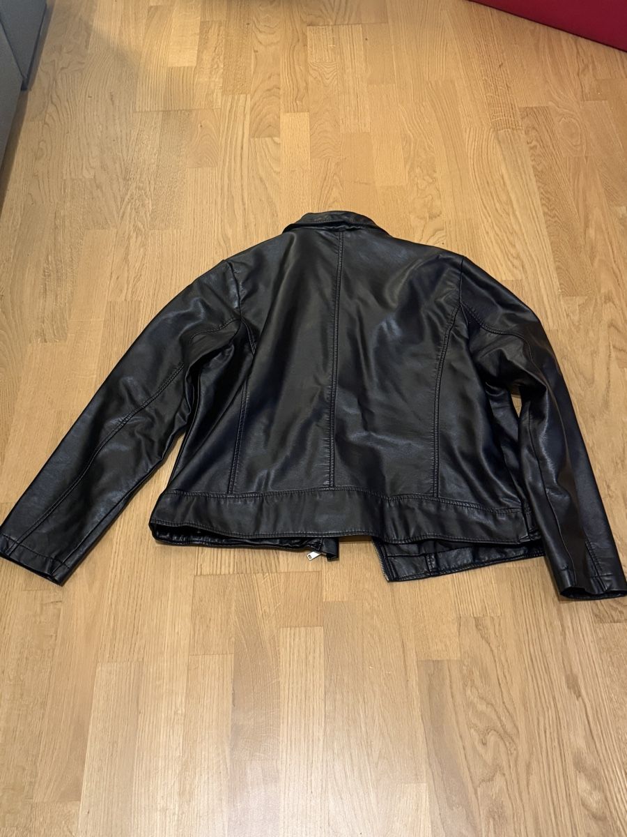 Giacche: Coole schwarze Kunstlederjacke im Biker-Stil, Gr. 46 – Usato da Greifensee venduto da andyas 2