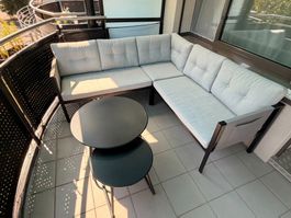 Moderne Outdoor-Lounge mit Couchtischen – Sehr guter Zustand