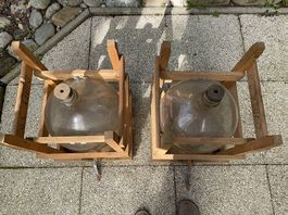 Deux bonbonnes pour le jus de pommes ou de raisin