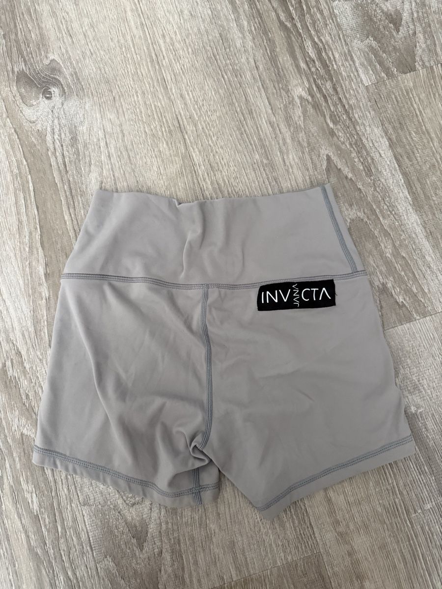 Leggings: Graue kurze Sporthose von Invicta Gr. S – Nuovo (secondo la descrizione) da Frauenfeld venduto da sharonhabrik 1
