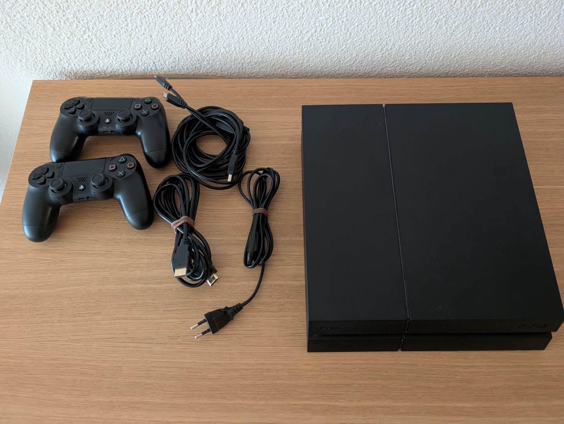 Sony Konsolen: Playstation 4 mit Gamepads – Gebraucht aus Winterthur von mrcsrs