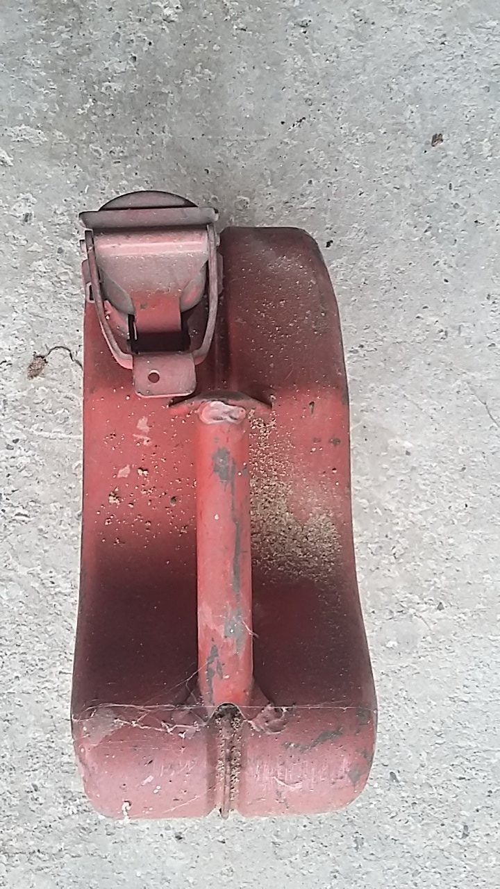 Benzinkanister: AUTOMOBILE, JERRYCAN VINTAGE RED 10 L – Gebraucht aus Bussy FR von Plymouth1963 2