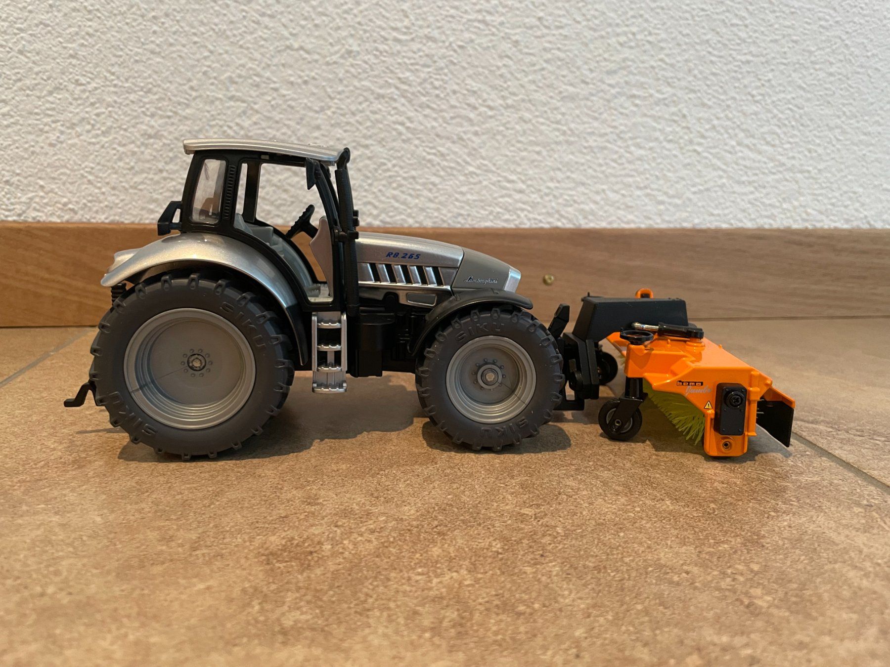 Lamborghini Traktoren: SIKU Lamborghini R8.265 mit Kehrmaschine – Neu und originalverpackt aus Kreuzlingen von Stefan1150 2