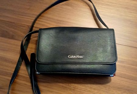 Stylische Tasche Calvin Klein schwarz mit Metall