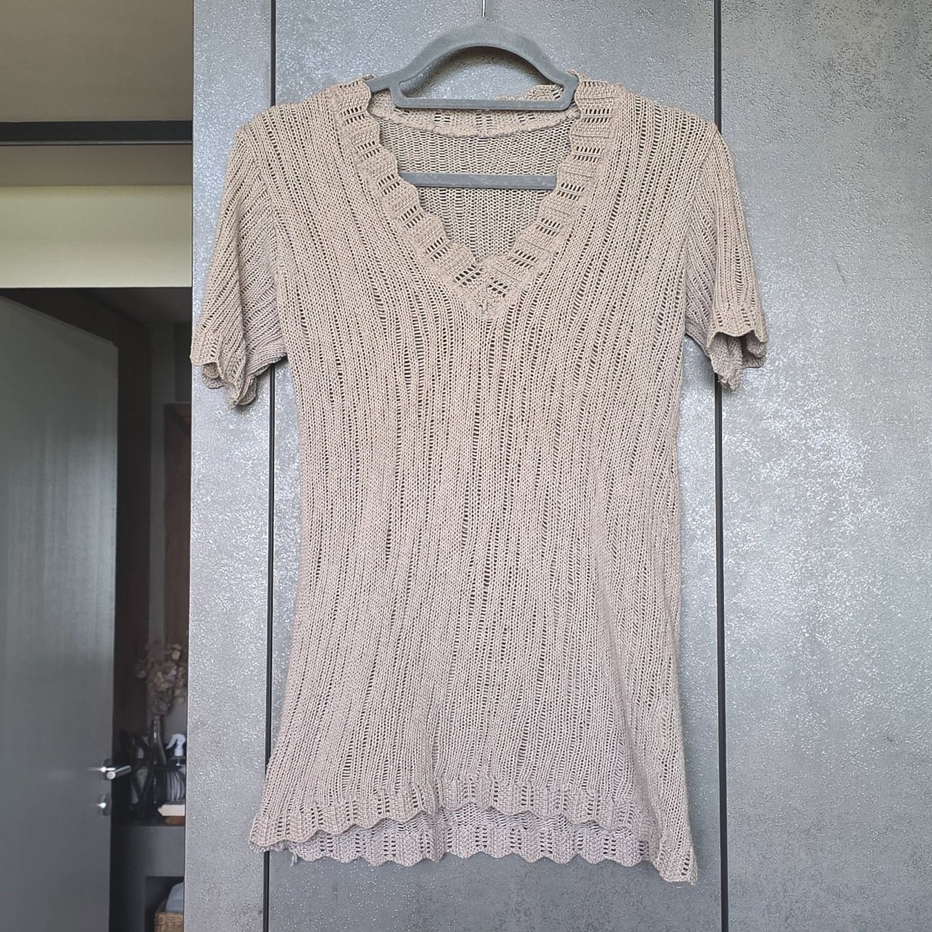 Top: 🐸 TOP / STRICKTOP TAUPE S - M OBERTEIL KURZARM PULLOVER – Usato da Môtier (Vully) venduto da Frogs 5