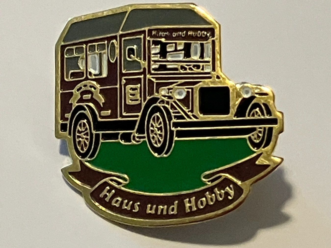 Plaketten & Abzeichen: Pin Haus und Hobby – Gebraucht aus Basel von djwwpp