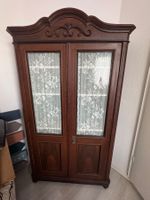 Antiker Schrank mit Glastüren