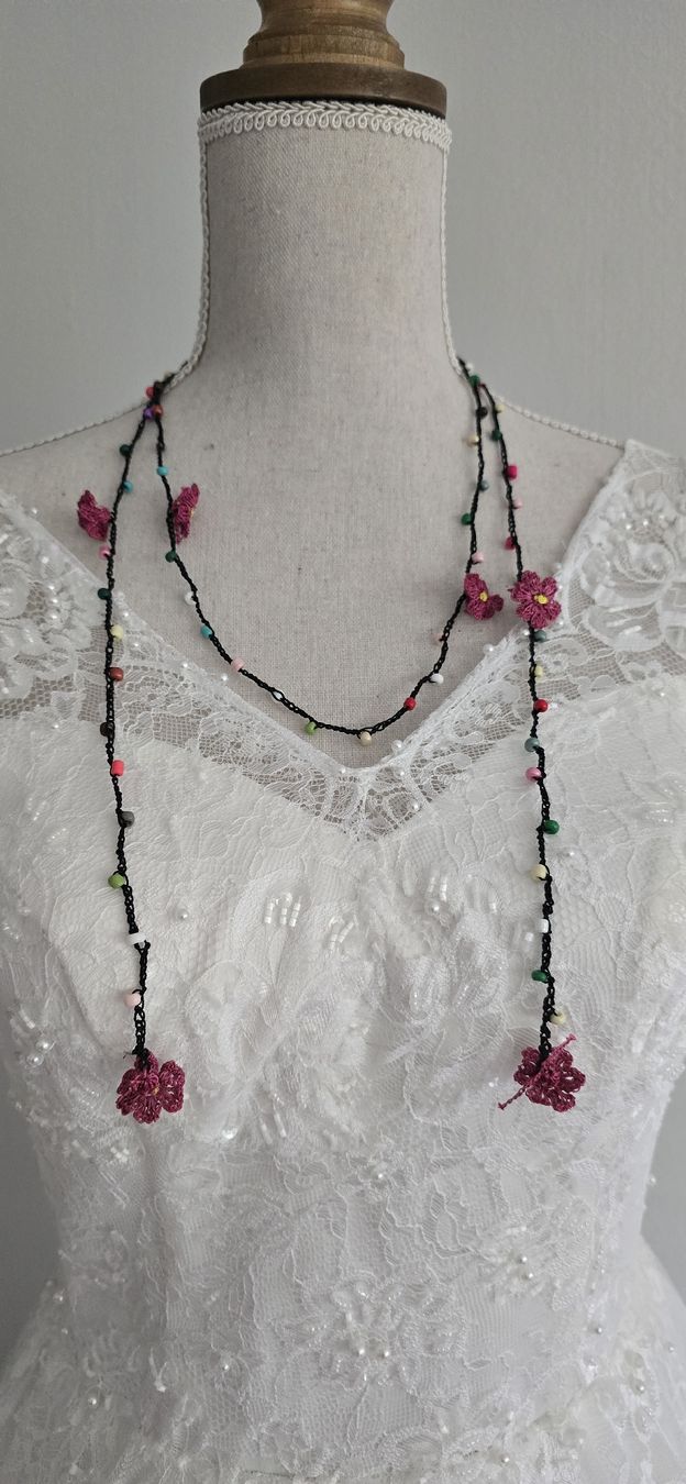 Catenine: Wunderschöne Blumen Halskette, Handgemacht, 150cm – Nuovo e nell'imballaggio originale da Zürich venduto da Idoly_Studio.