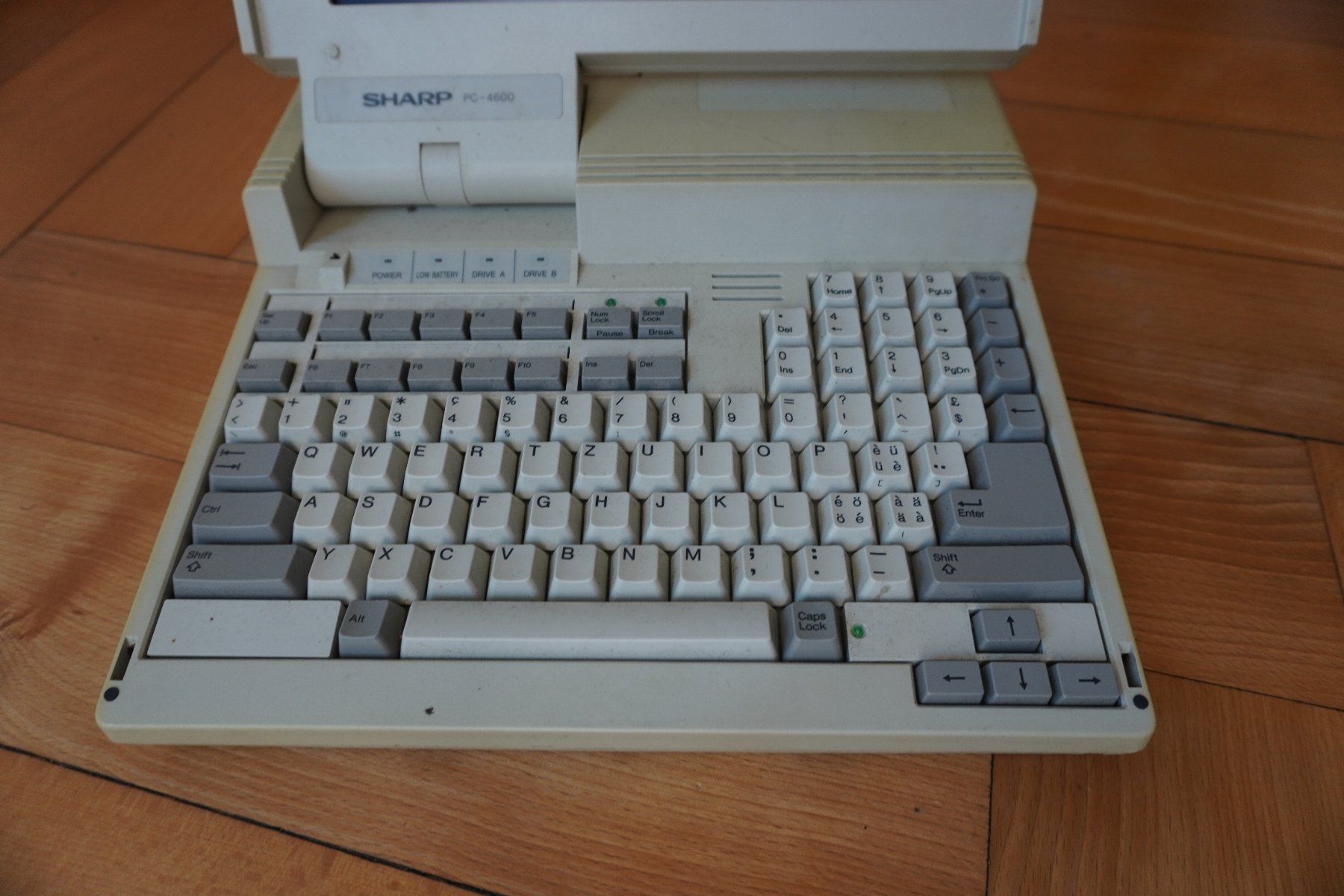 Sharp Notebook: Vintage Laptop SHARP PC-4600 - Defekt – Difettoso da Thunstetten venduto da blob87 1