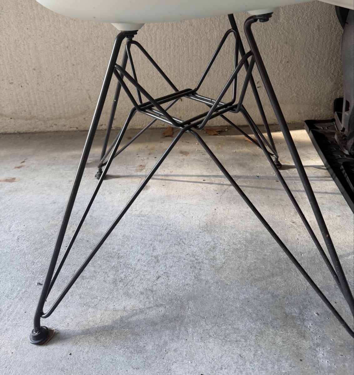 Vitra Sedie: Vitra Eames Plastic Armchair Grau + Schale weiss – Usato da Hirschthal venduto da GR7000 4