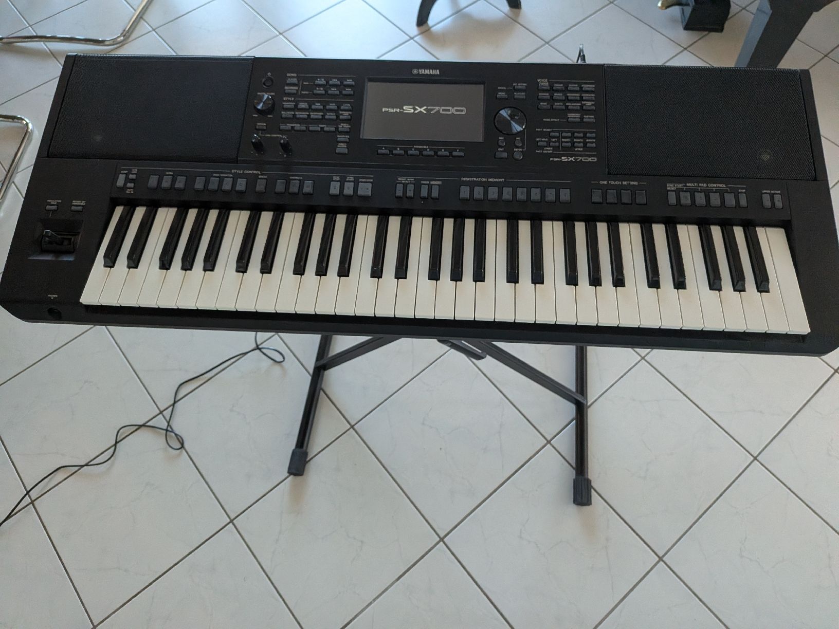 Yamaha Strumenti musicali: Yamaha PSR-SX700 Arranger Workstation + Ständer + Ped – Usato da Oberrieden venduto da Sjimena 1