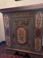 Meuble paysan ancien, armoire peinte à la main 1877, bois.