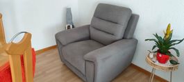 Grauer Relaxsessel mit Motor