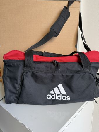 Sporttasche Adidas schwarz rot mit Schulterriemen