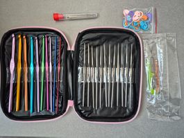 Etui mit Häkelnadeln und Utensilien