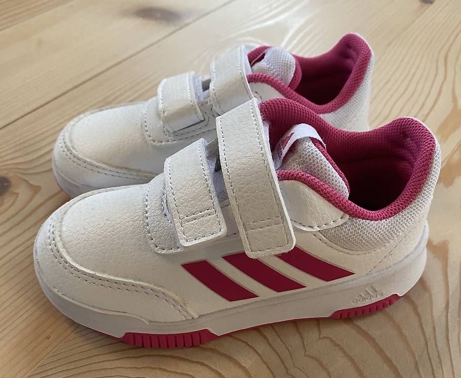 Adidas Schuhe für Mädchen: Adidas Sneaker Gr 25 – Gebraucht aus Kesswil von canvas12