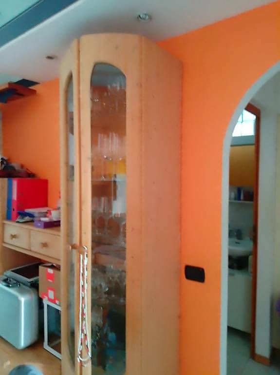 Armoires: Kleiderschrank mit Vitrine – D'occasion à Giubiasco par pagi2 4