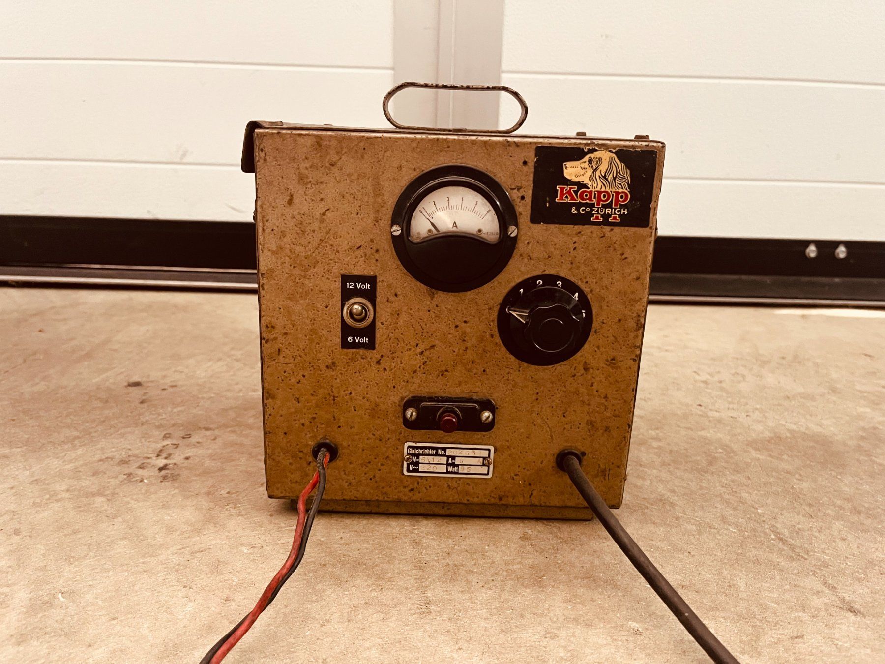 Chargeurs de batterie: Antikes Auto-Batterieladegerät – D'occasion à Remigen par Fazer