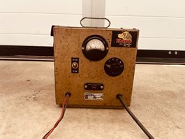 Antikes Auto-Batterieladegerät