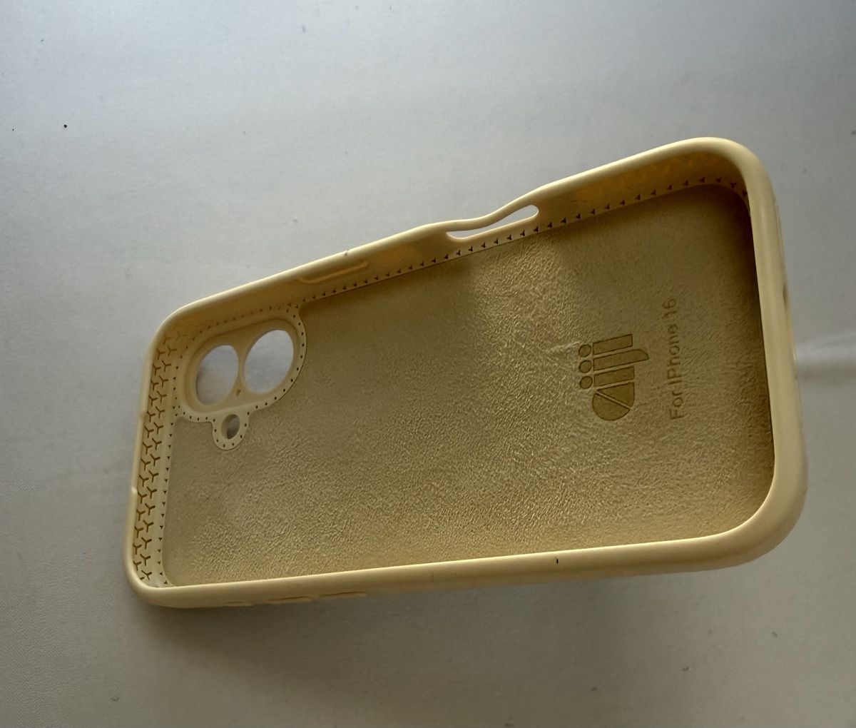 Cover & Protezioni schermo: Coque iPhone 16 avec support magnétique - État soigné – Usato da Carouge GE venduto da Yha84 1