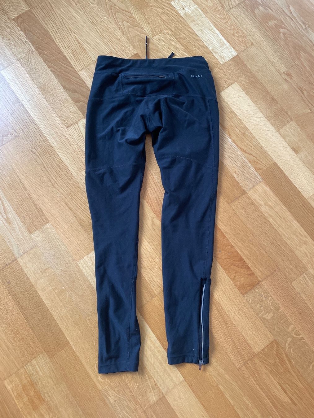 Nike Leggings: NIKE Sportleggins – Usato da Rüschlikon venduto da zehnvoracht 1