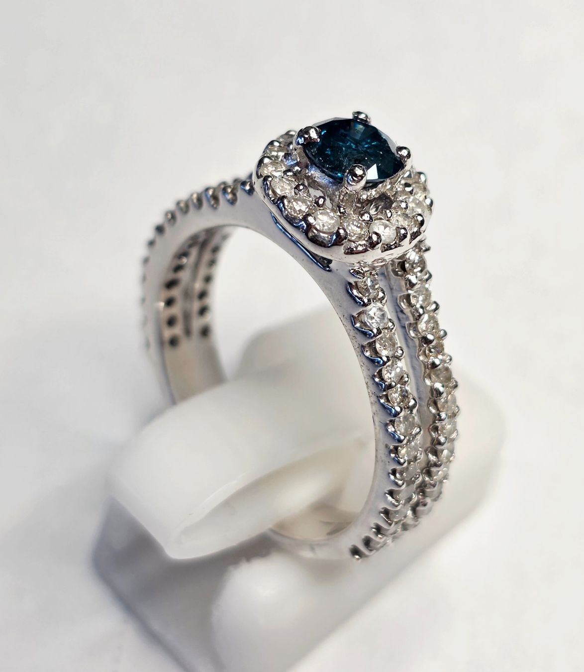 Ringe: Weissgold mit blauem Diamant Ring – Neu (gemäss Beschreibung) aus Zürich von benedikt12