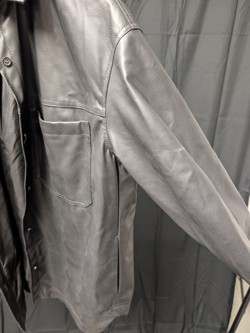 H&M Giacche: H&M Kunstleder Shacket Schwarz Gr. L – Usato da Wiezikon b.Sirnach venduto da CaRo_Second 9