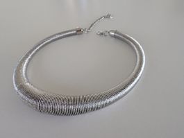 Silberfarbener Halsreif - Zeitloser Schmuck für den Sommer!
