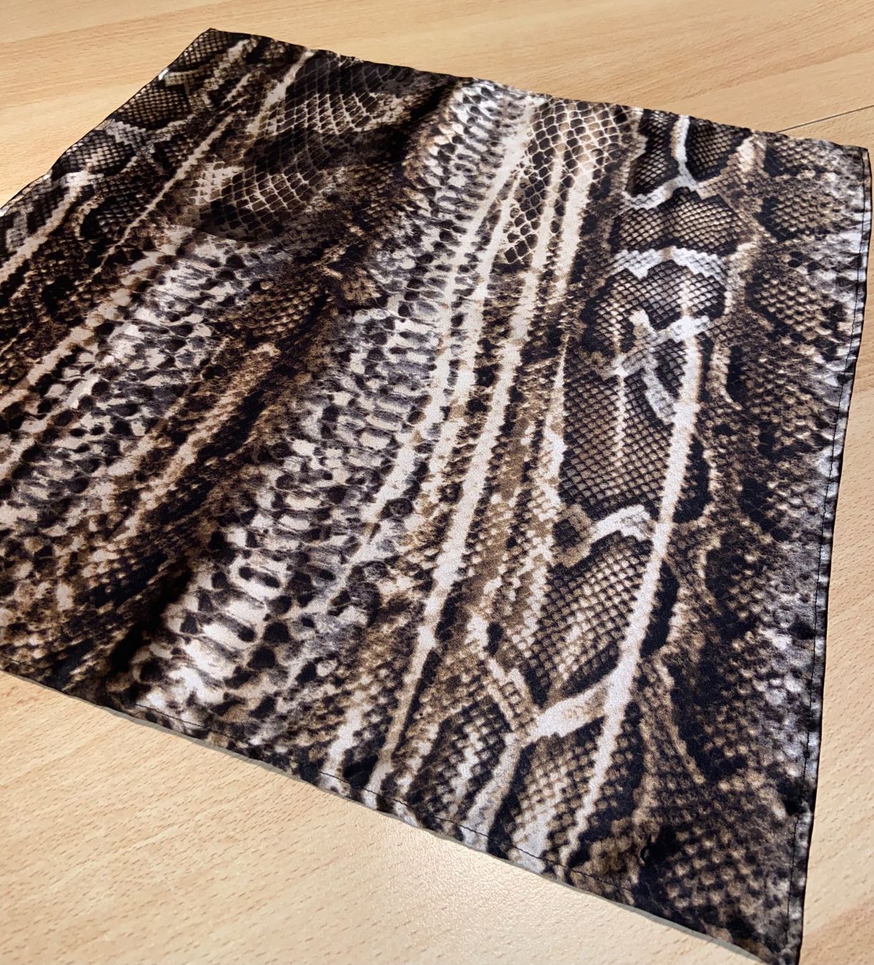 Foulard & Sciarpe: Carré De Soie/Foulard Imprimé Python 45 – Nuovo (secondo la descrizione) da Les Breuleux venduto da Ljldm01 1
