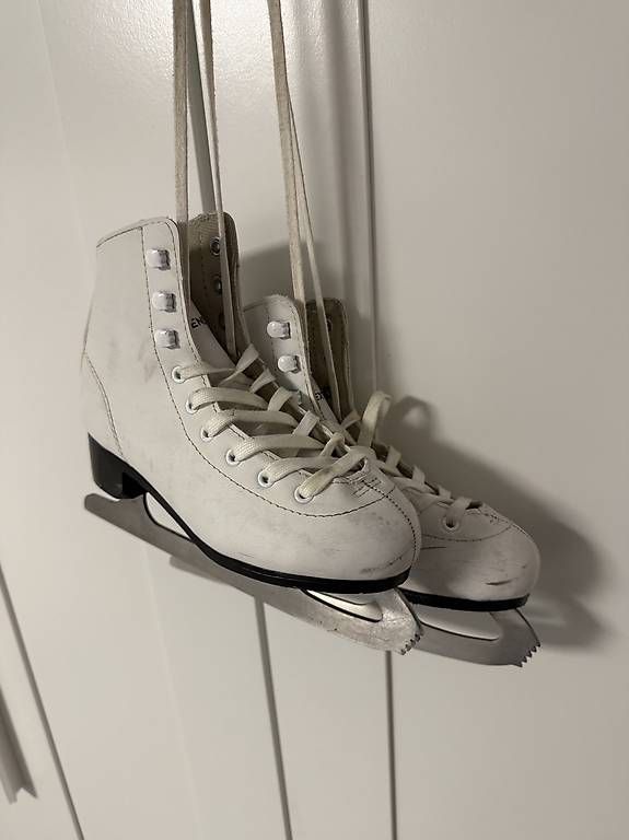 Pattini da ghiaccio: Schlittschuhe 33/34  – Usato da Riehen venduto da IvoC02