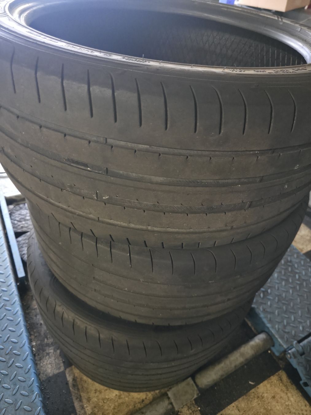 Altro in Scrittura & Disegno: 275/40 R21 – Usato da Vuadens venduto da autosolutionsvuadens 3