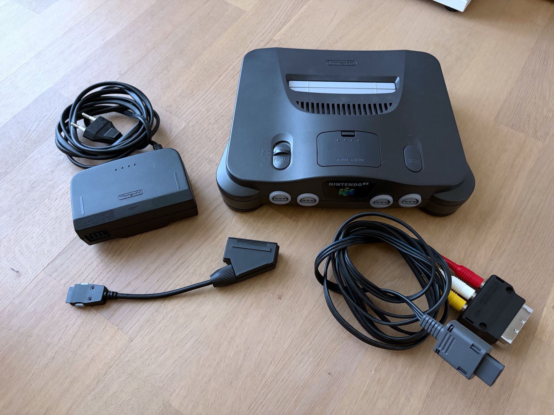 Nintendo Console: Nintendo 64 Konsole mit 4 Controller & Games im Set – Usato da Wollerau venduto da wintersnowflake 1