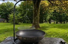 Feuerstelle mit Grillrost, perfekt für Sommerabende im Ga...