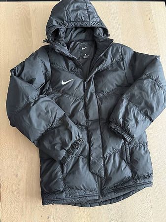 NIKE WINTERJACKE MIT KAPUZE S