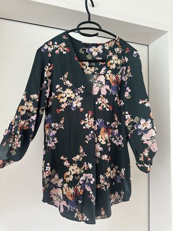 Schicke Stradivarius Bluse, Grösse S, Blumenmuster