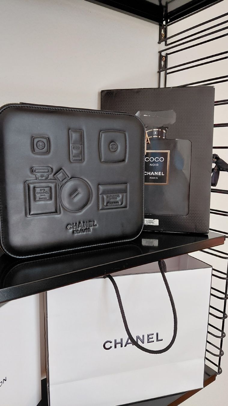 Valises de voyage: vanity Chanel – D'occasion à Lausanne par nadiai01 2