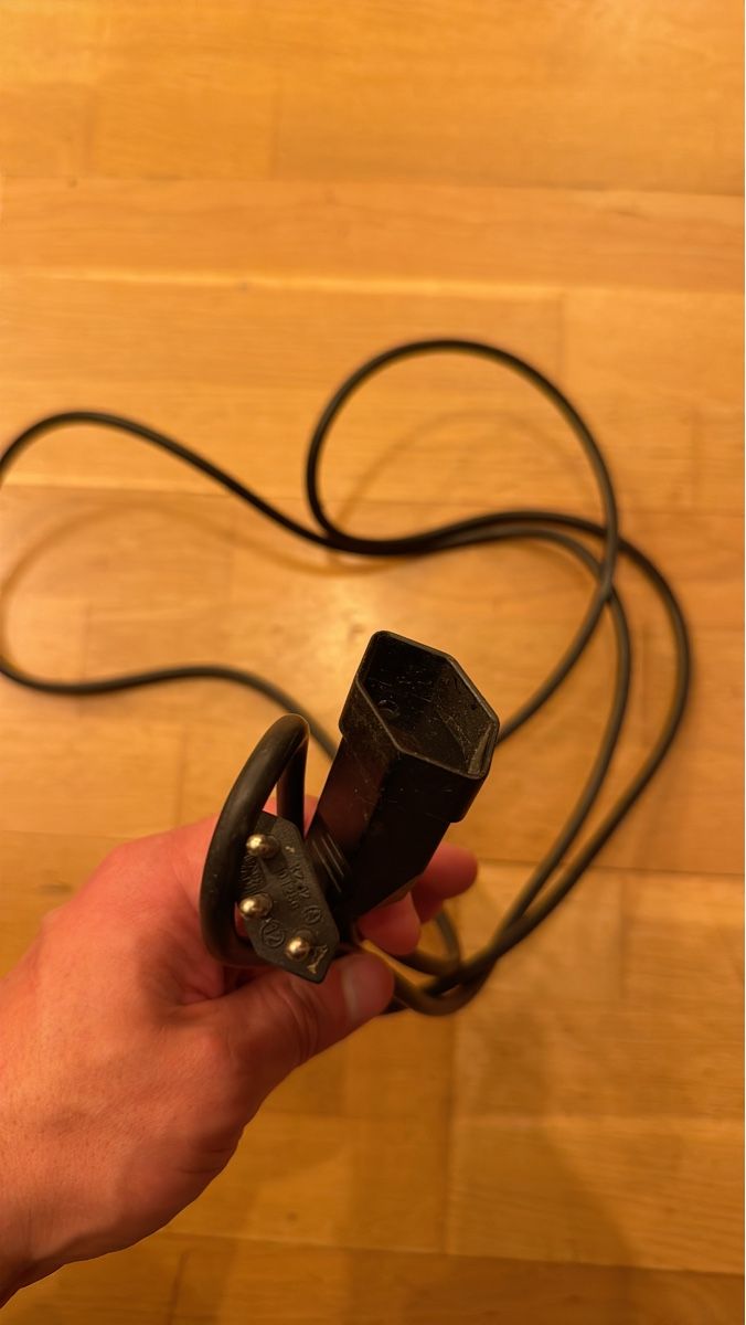 Cavi: Schwarzes Stromkabel mit Stecker Typ J - Top Zustand! – Usato da Basel venduto da mik_tm6m