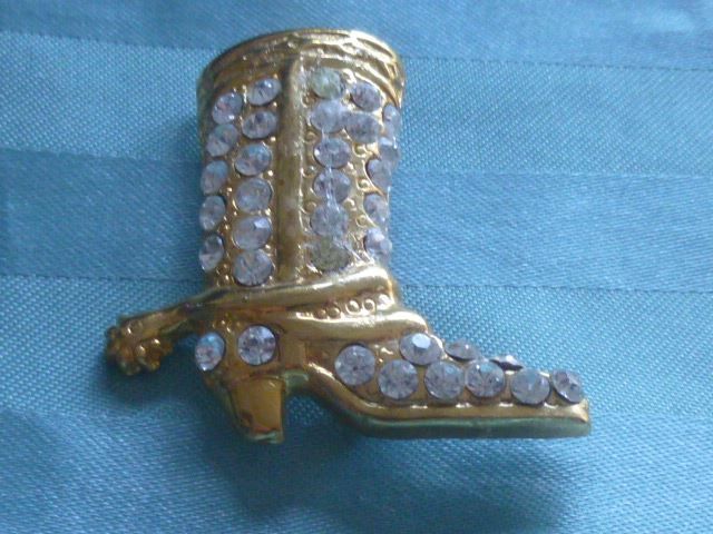 Broschen & Nadeln: Brosche Westernstiefel mit "Brillis" – Gebraucht aus Hinwil von Glasperlen