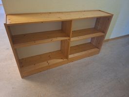 Niedriges Regal aus massivem Kiefernholz, guter Zustand