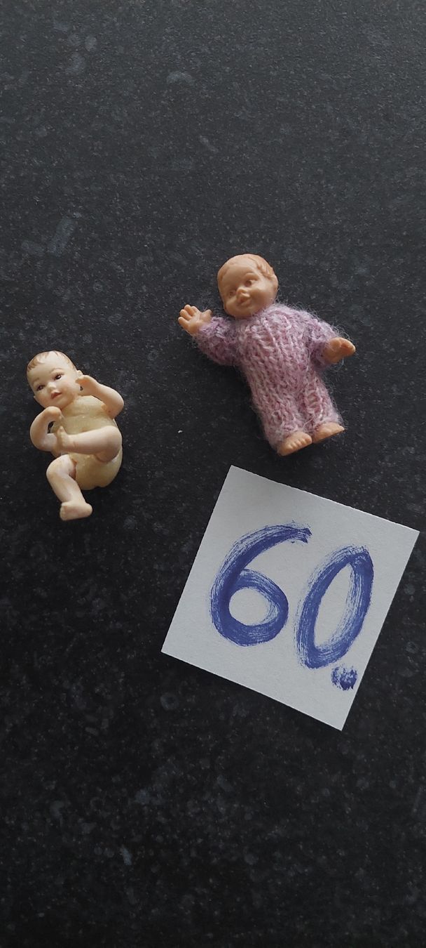 Bambole: 2 Miniatur Puppenstubenpüppchen – Nuovo (secondo la descrizione) da Muri AG venduto da nindo1