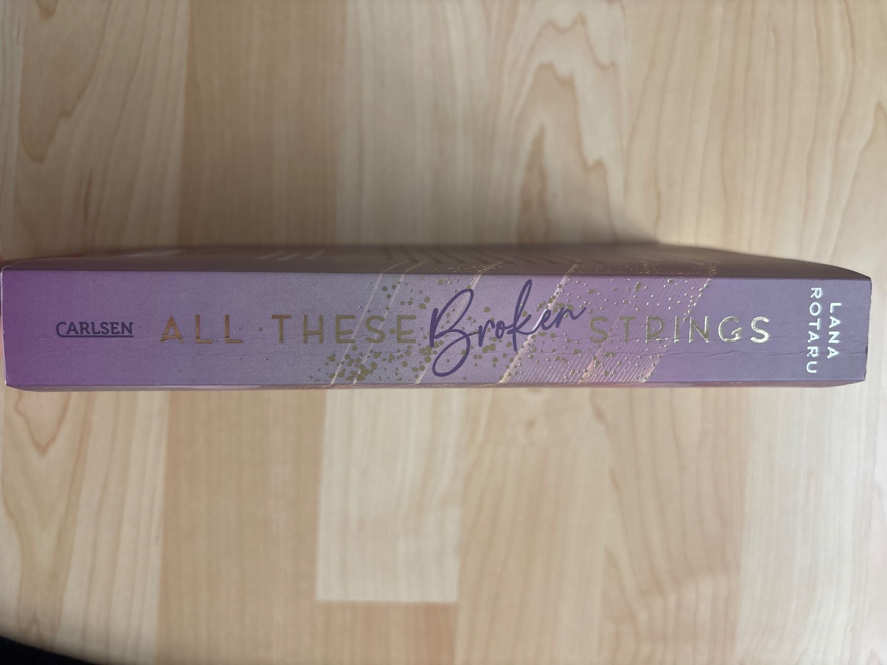 Libri: Lana Rotaru - All These Broken Strings, Jugendbuch – Usato da Erlinsbach venduto da leo_7qc8 2