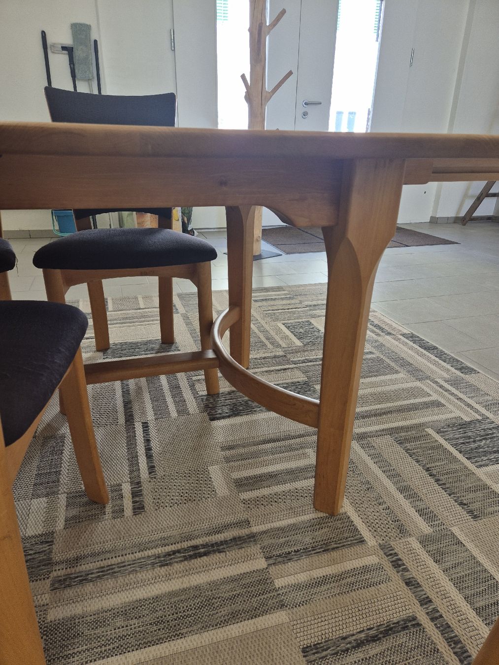 Set de table et chaises: Holztisch mit 6 Stühlen – D'occasion à Gommiswald par Sottotone 2