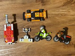 Lego kleine Motoradfahrer und Autos
