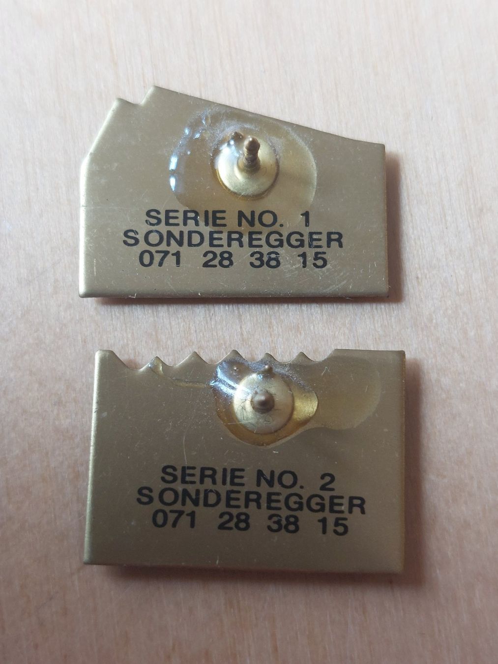 Placchette & Badge: KÄGI 01 - PIN – Usato da Gipf - Oberfrick venduto da Esnoopy 1