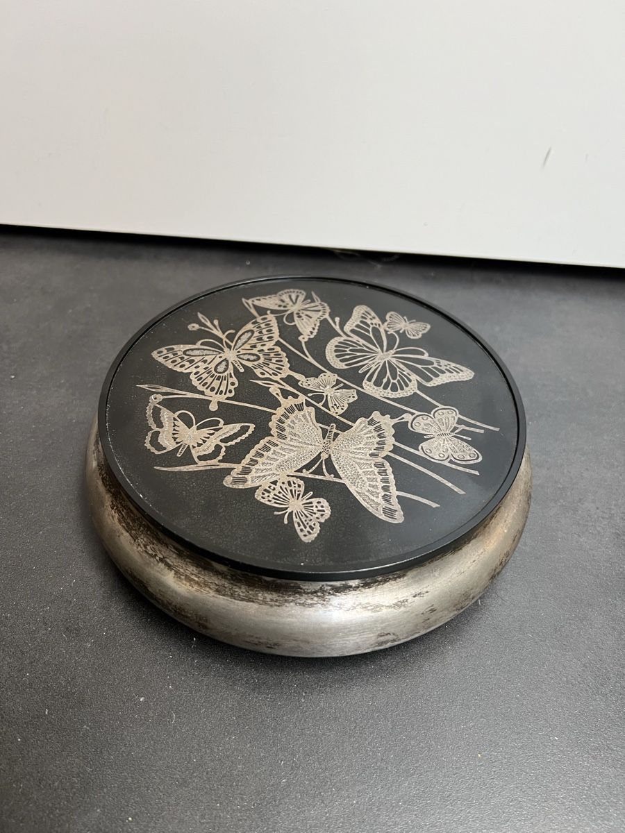 Dosen: Art Deco Dose, versilbert mit Schmetterlingen Oneida USA – Gebraucht aus Wabern von La-Vitrine 4