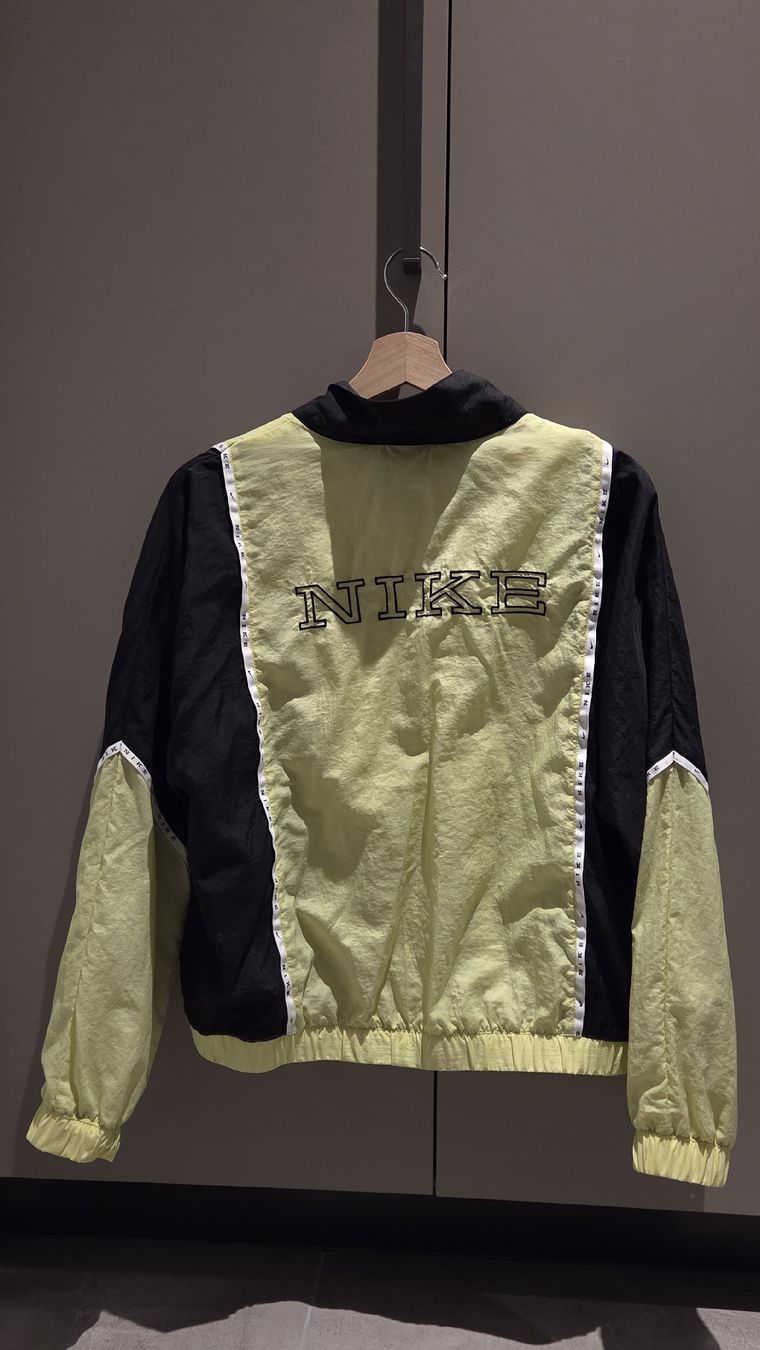 Nike Giacche: Nike Vintage Jacke – Usato da Tentlingen venduto da Damlaja 1